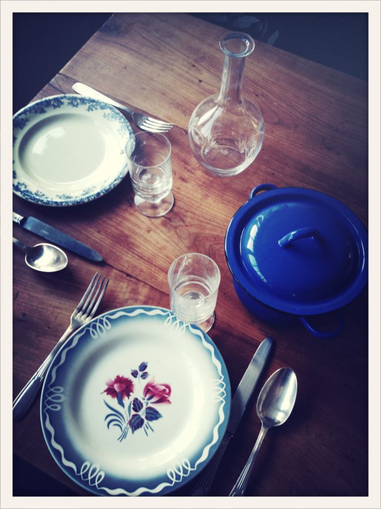 Ravigote, table d'hôte et la décoration soignée. Mobilier et vaisselle chiné pour que le plaisir ne soit pas que dans l'assiette ! Ravigote, une cusine simple, vintage et authentique !